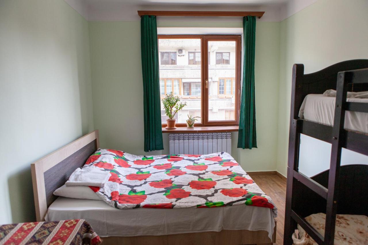 Center Hostel And Tours Jereván Kültér fotó