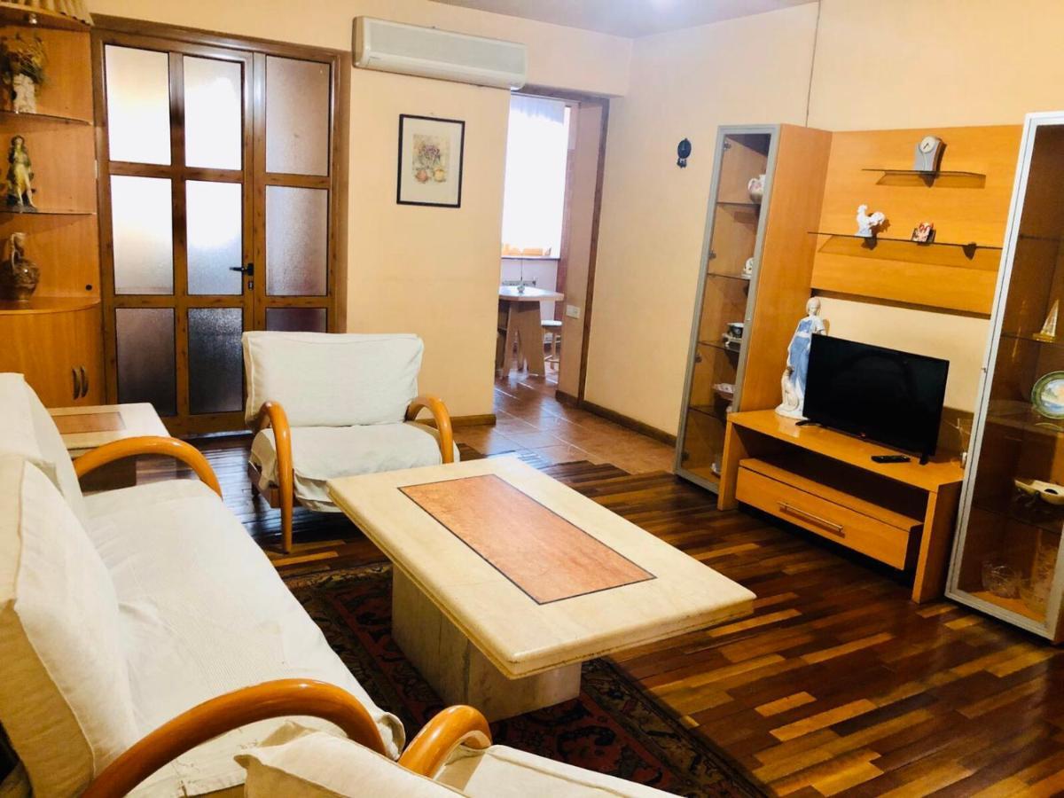 Center Hostel And Tours Jereván Kültér fotó